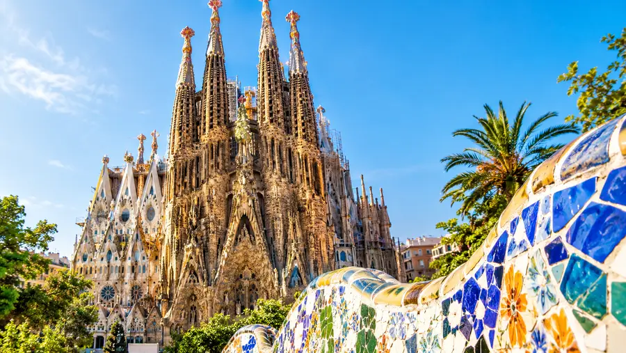 How to Visit Sagrada Familia and Park Güell in One Day