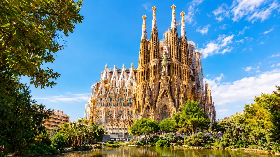 Sagrada Familia History & Facts: Antoni Gaudí's Masterpiece