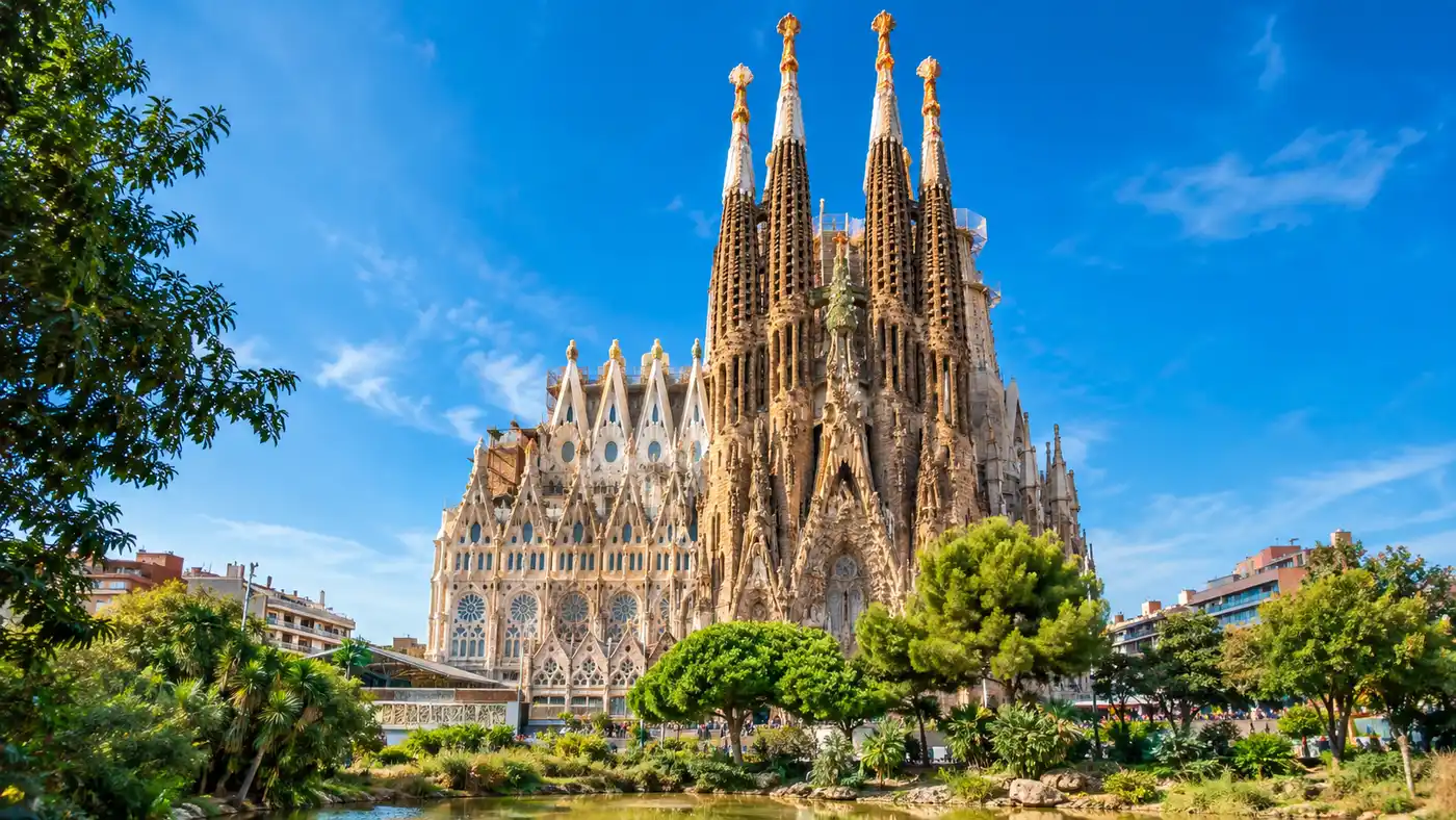 Sagrada Familia History & Facts: Antoni Gaudí's Masterpiece