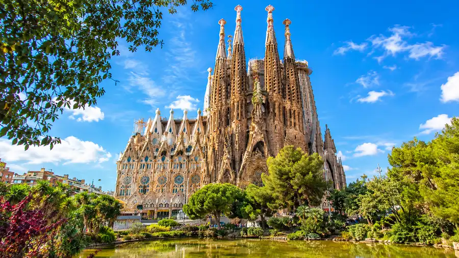 Sagrada Familia Guided Tours & Audio Guides: Which Is Best?
